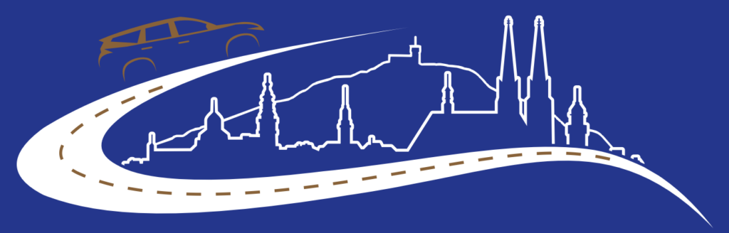 Logo der Fahrschule "Fahrkompetenz" in Görlitz. Man sieht die Silhouette der Görlitzer Altstadt mit einer geschwungenen Straße und einem Auto. die Farben sind weiß, blau und Kupfer