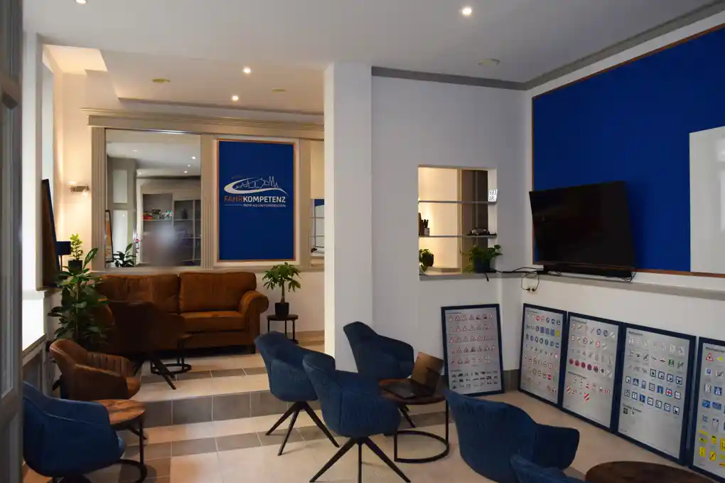 Home 14 Schulungsraum in der Fahrschule "Fahrkompetenz" in Görlitz. Es stehen gemütliche Sessel bereit für den Unterricht in angenehmer Atmosphäre. In der Ecke steht ein Sofa für die Pausen zur Verfügung