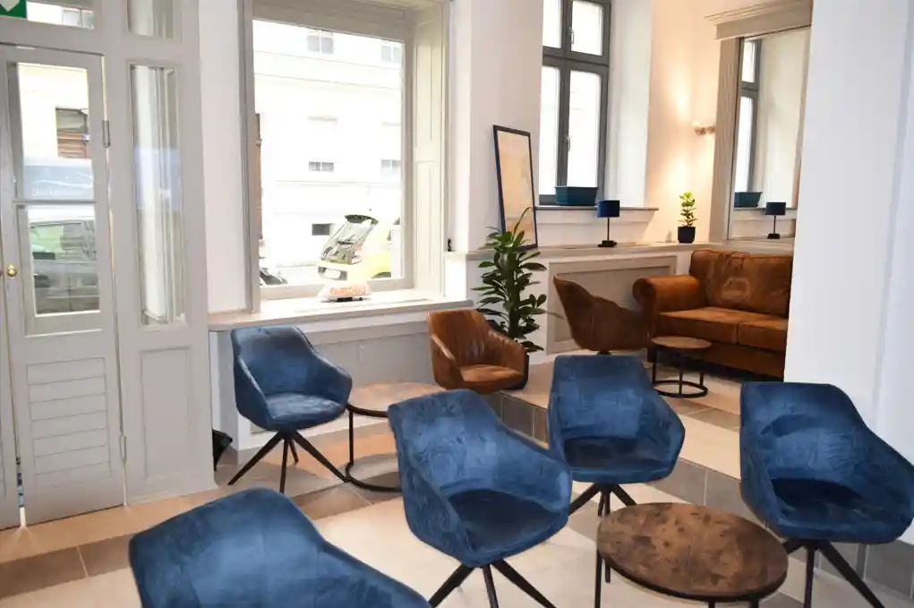 Home 17 Schulungsraum in der Fahrschule "Fahrkompetenz" in Görlitz. Es stehen gemütliche Sessel und eine Couch bereit für den Unterricht in angenehmer Atmosphäre.