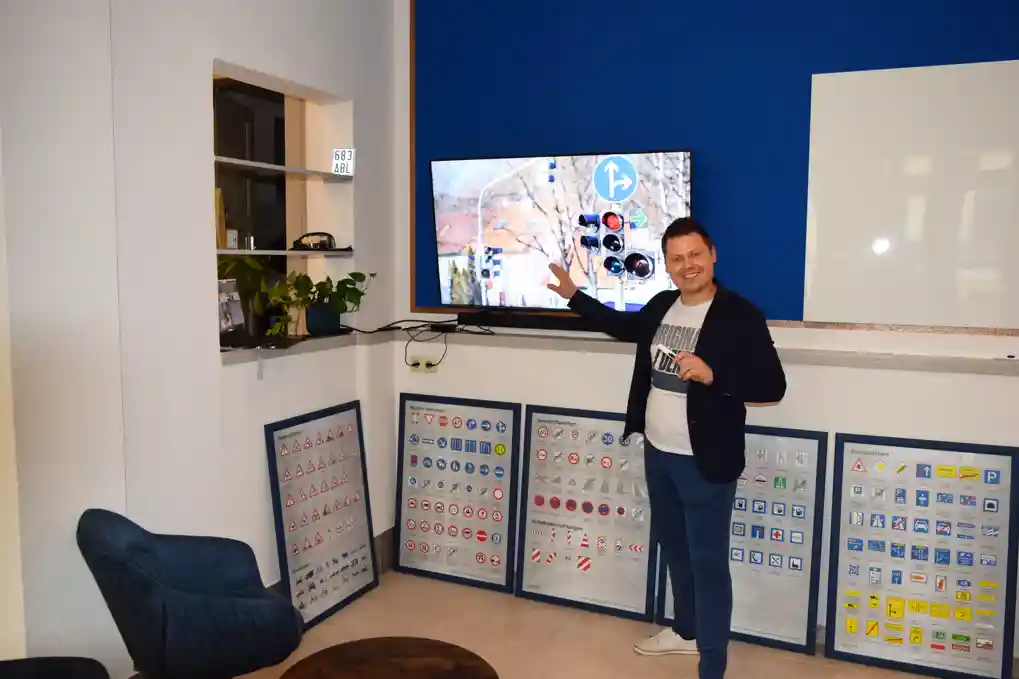 Home 18 Philip der Fahrlehrer der Fahrschule "Fahrkompetenz" in Görlitz, erklärt am Bildschirm die Verkehrsregeln