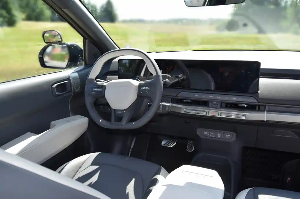 Home 7 Das Cockpit des KIA EV3 - Model 2025 - ist von der Rücksitzbank aus zu erkennen. Das Design entspricht einem modernen Elektroauto.