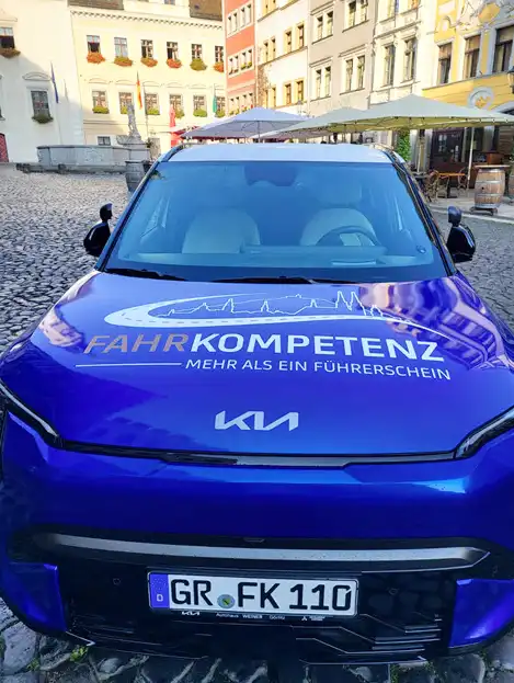 Home 6 Fahrschulauto_vorn