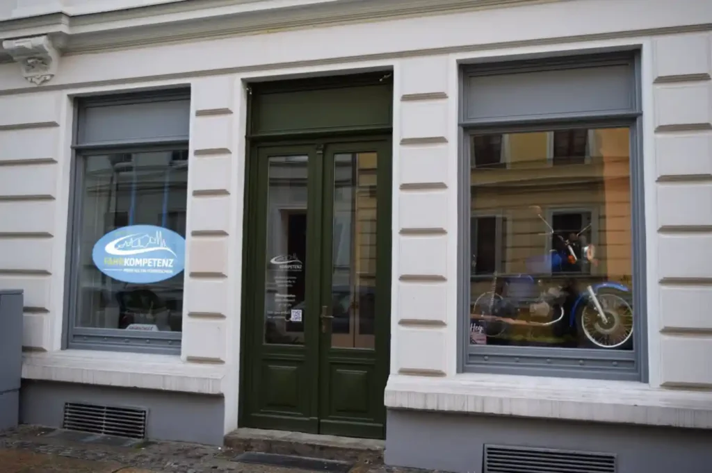 Home 20 Fahrschule_Fassade